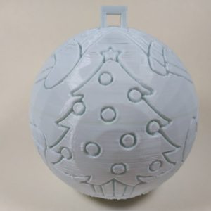 Bola de Navidad con árbol pintado