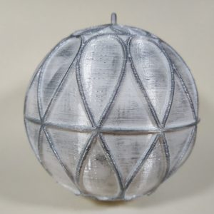 Bola de Navidad con lazos en relieve decorada