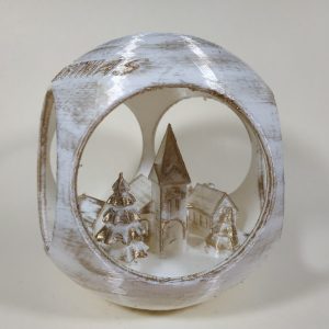 Bola de Navidad con pueblo dentro, color dorado.