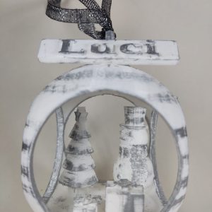 Bola de Navidad con árbol, muñeco de nieve y regalos.