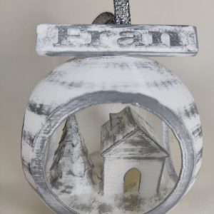 Bola de Navidad con árbol y casita.