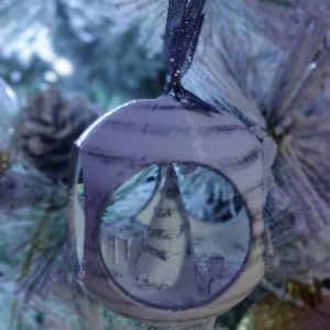 Bola de Navidad con árbol y regalos Decorada