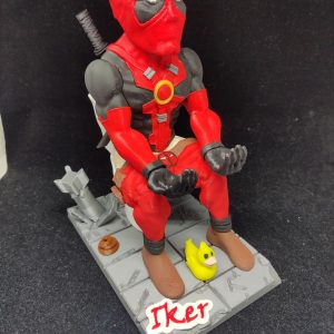 Soporte Multicolor 3D de Deadpool en el WC