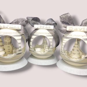 Bola de Navidad con Pueblo dentro Color Plata, con peana. (10 cm)