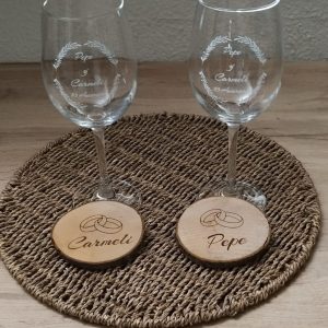 Pareja de copas de vino grabadas